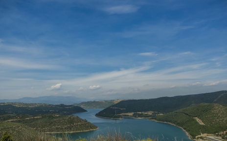 El lago / embalse recoge agua de los Pirineos 